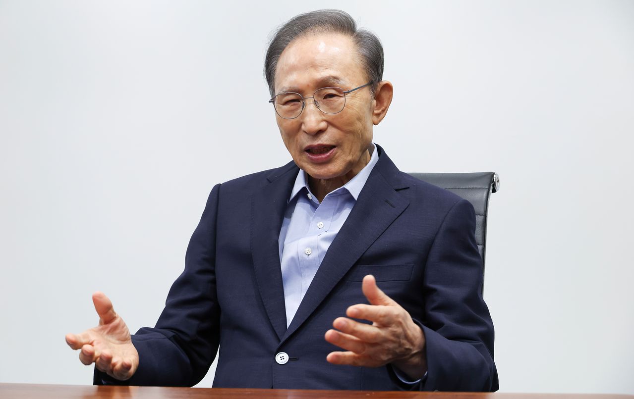 이명박 전 대통령이 18일 오후 서울 서초구 청계재단에서 양향자 국민의힘 경기지사 후보와 대화를 나누고 있다. 뉴스1