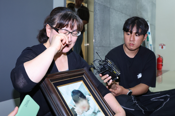 권경애 변호사의 재판 불출석으로 소송에서 진 학교폭력 피해자 유족 이기철 씨가 2023년 6월 19일 오후 권 변호사에 대한 징계위원회가 열리는 서울 서초구 대한변호사협회 회관에서 취재진과 인터뷰하던 중 눈물을 흘리고 있다. 연합뉴스