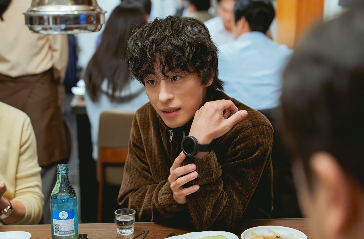 JTBC 드라마 '모두가 자신의 무가치함과 싸우고 있다' 속 만년 영화감독 지망생 황동만(구교환)이 자신이 느끼는 감정을 표시하는 '감정 워치'에 대해 설명하고 있다. [사진 JTBC]