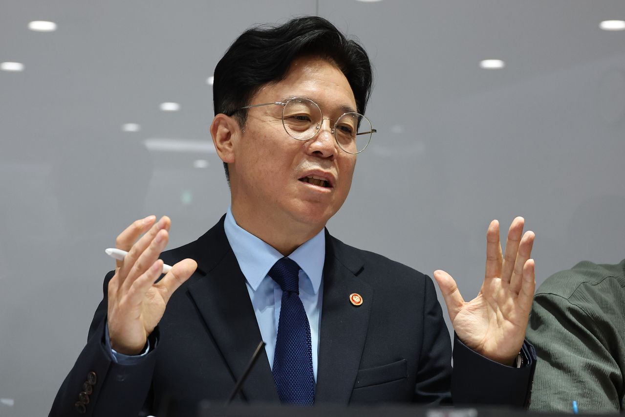 김영훈 고용노동부 장관이 지난 27일 정부세종청사 고용노동부 기자실에서 열린 출입기자단 차담회에서 삼성전자 노사문제 등 노동 현안에 대해 발언하고 있다. 연합뉴스