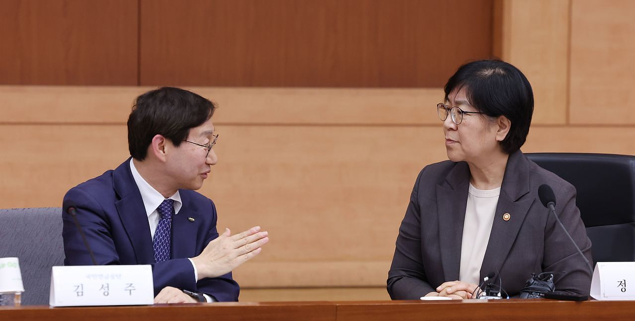 정은경 보건복지부 장관이 28일 서울 종로구 정부서울청사 별관 국제회의실에서 2026년도 제5차 국민연금기금운용위원회를 주재하기 앞서 김성주(왼쪽) 국민연금공단 이사장과 대화하고 있다. 뉴시스
