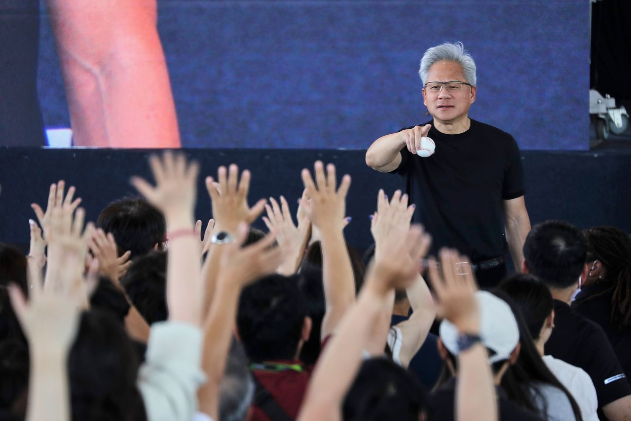 젠슨 황 엔비디아 CEO가 27일 대만 타이베이에서 열린 엔비디아 대만 본부 ‘컨스텔레이션’ 건설 현장 행사에서 연설하고 있다. [AP=연합뉴스]