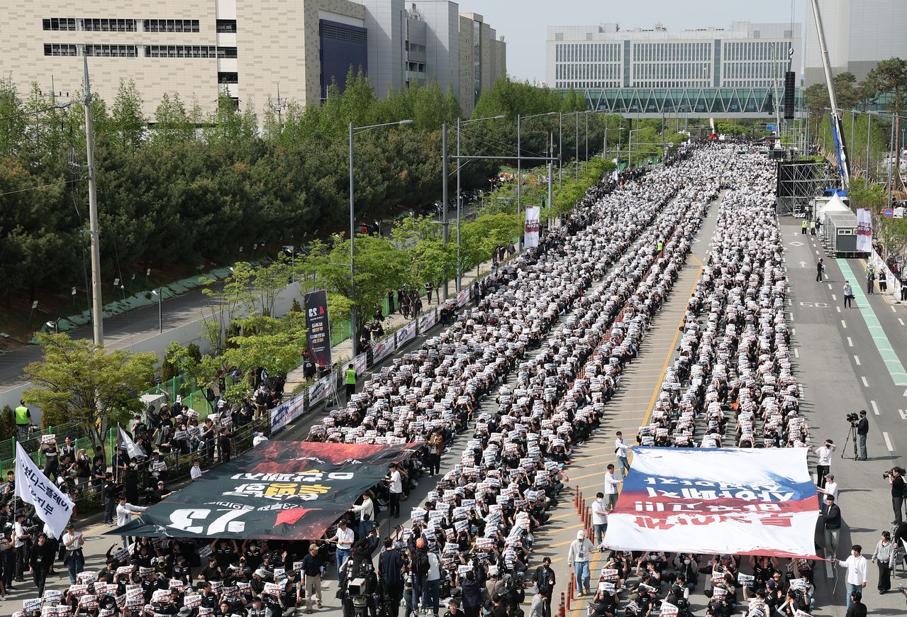 지난달 23일 경기 평택시 고덕동 삼성전자 평택캠퍼스에서 열린 삼성전자 노동조합 공동투쟁본부 '4·23 투쟁 결의대회'에서 조합원들이 구호를 외치고 있다. 뉴스1