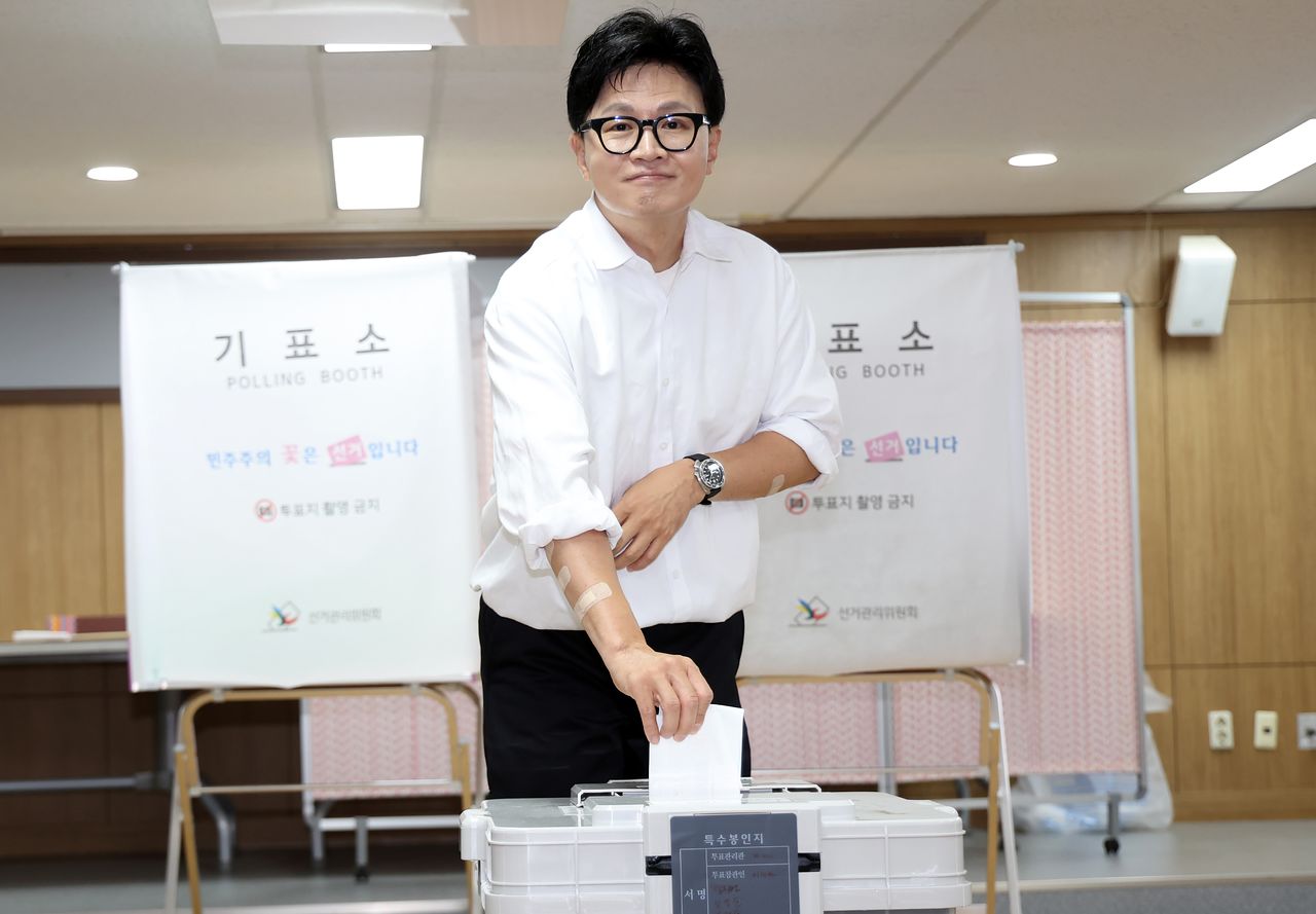 무소속 한동훈 부산 북갑 국회의원 보궐선거 후보가 29일 오전 부산 북구 만덕2동 행정복지센터에 마련된 사전투표소에서 투표하고 있다. 연합뉴스 