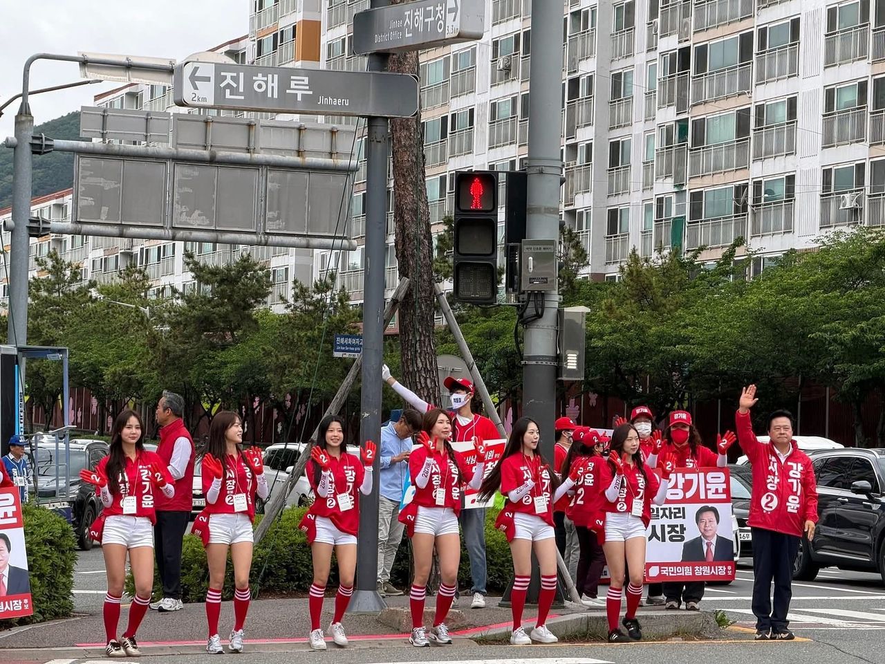 강기윤(맨 오른쪽) 전 한국남동발전 사장은 지난 2월 사임하고 창원시장 선거에 출마했다. [사진 강기윤 페이스북 캡쳐]