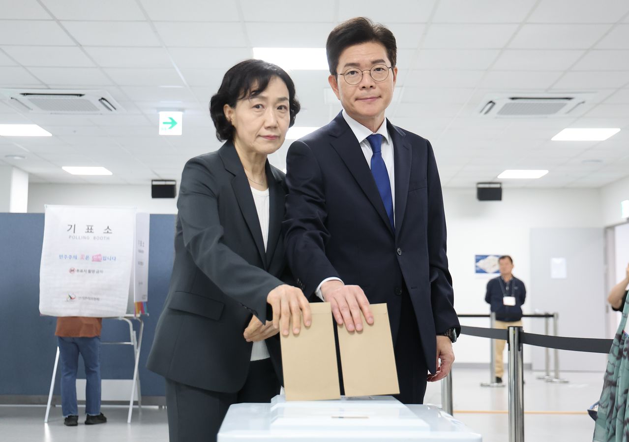 더불어민주당 정원오 서울시장 후보와 배우자 문혜정씨가 29일 서울 중구 소공동 행정복합청사에 마련된 제9회 전국동시지방선거 사전투표소에서 투표하고 있다. 연합뉴스 
