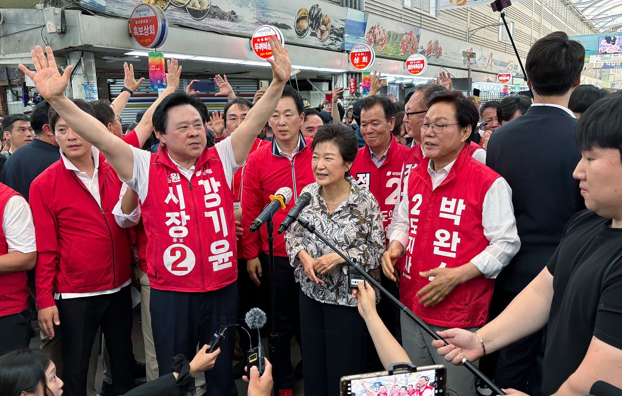 박근혜 전 대통령이 29일 경남 창원시 마산합포구 마산어시장을 방문해 발언을 하고 있다. 뉴스1