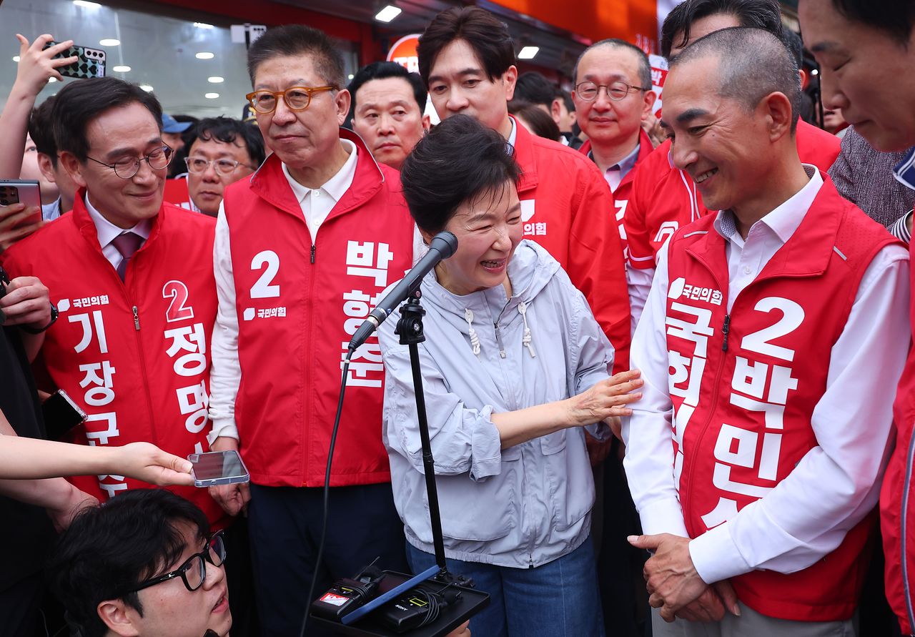 박근혜 전 대통령, 박형준 국민의힘 부산시장 후보, 박민식 국민의힘 부산 북구갑 후보가 27일 부산 기장시장을 방문해 지지를 호소하고 있다. 송봉근 객원기자