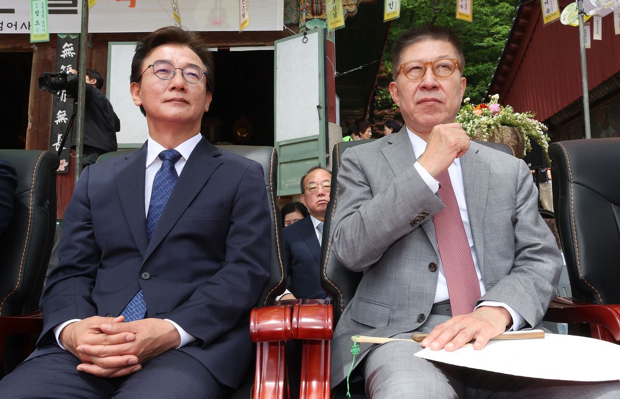 더불어민주당 전재수, 국민의힘 박형준 부산시장 후보가 24일 오전 부산 금정구 범어사에서 열린 봉축법요식에 참석해 있다. 송봉근 객원기자