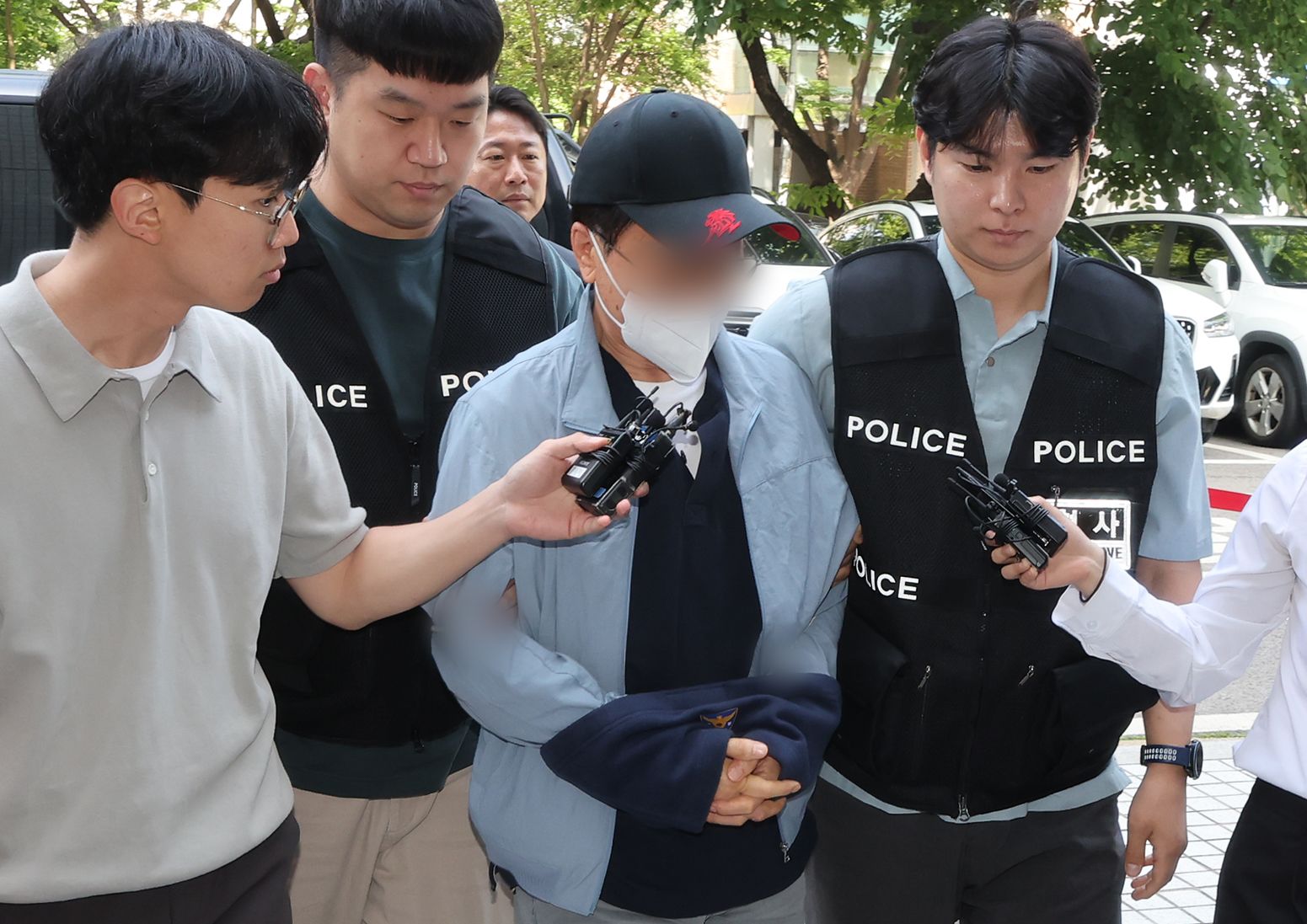 살인미수 및 특수상해 혐의를 받는 60대 남성 A씨가 29일 오전 서울 양천구 서울남부지법에서 열린 구속 전 피의자 심문(영장실질심사)에 출석하고 있다. 뉴스1