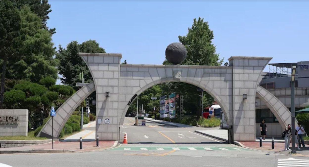 김용곤 한경국립대 대외부총장은 이번 재산 공개 대상인 현직 고위 공무원 중 가장 많은 재산(45억3200만원)을 신고했다. [사진 한경국립대]