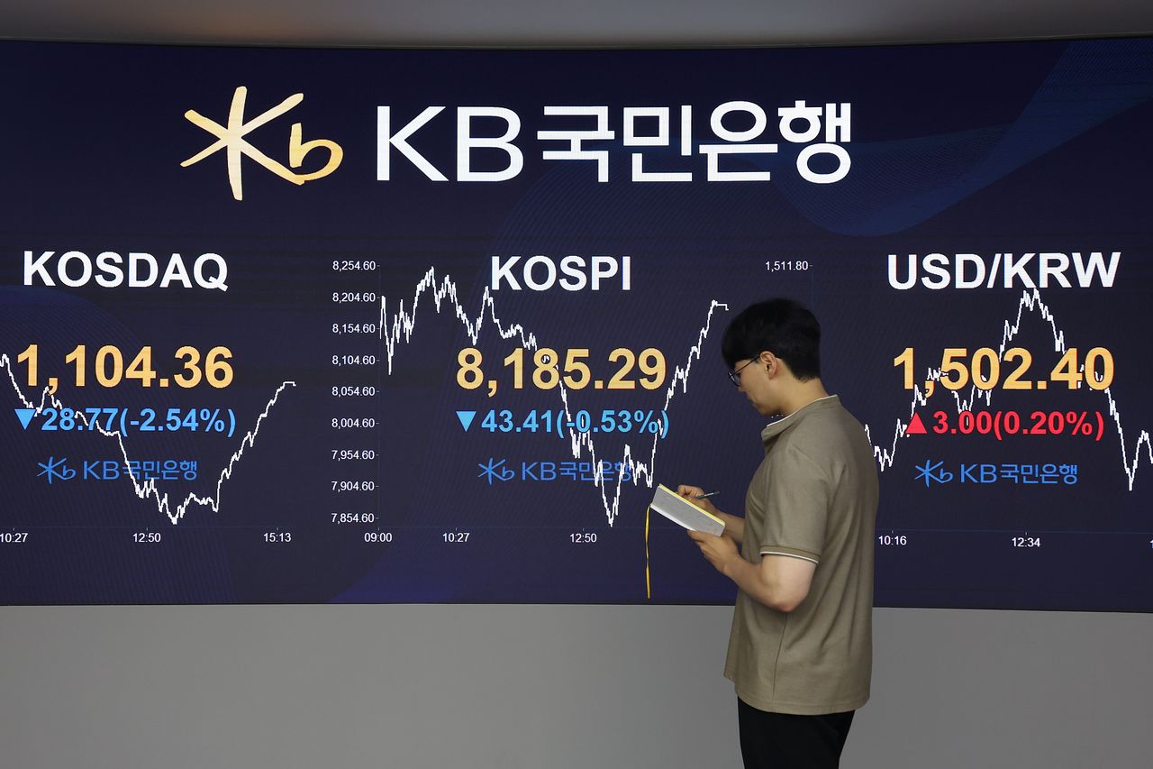 28일 코스피가 전 거래일보다 43.41포인트(0.53%) 내린 8185.29에 마감했다. 사진은 이날 서울 여의도 KB국민은행 딜링룸. [뉴시스]