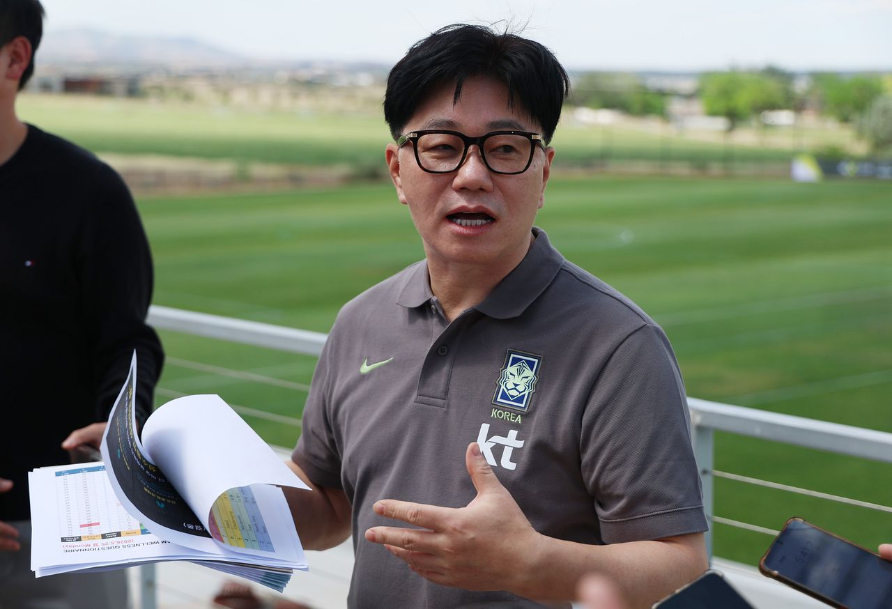 축구대표팀 송준섭 수석주치의가 고지대 적응 관련 프로그램을 설명하고 있다. 연합뉴스