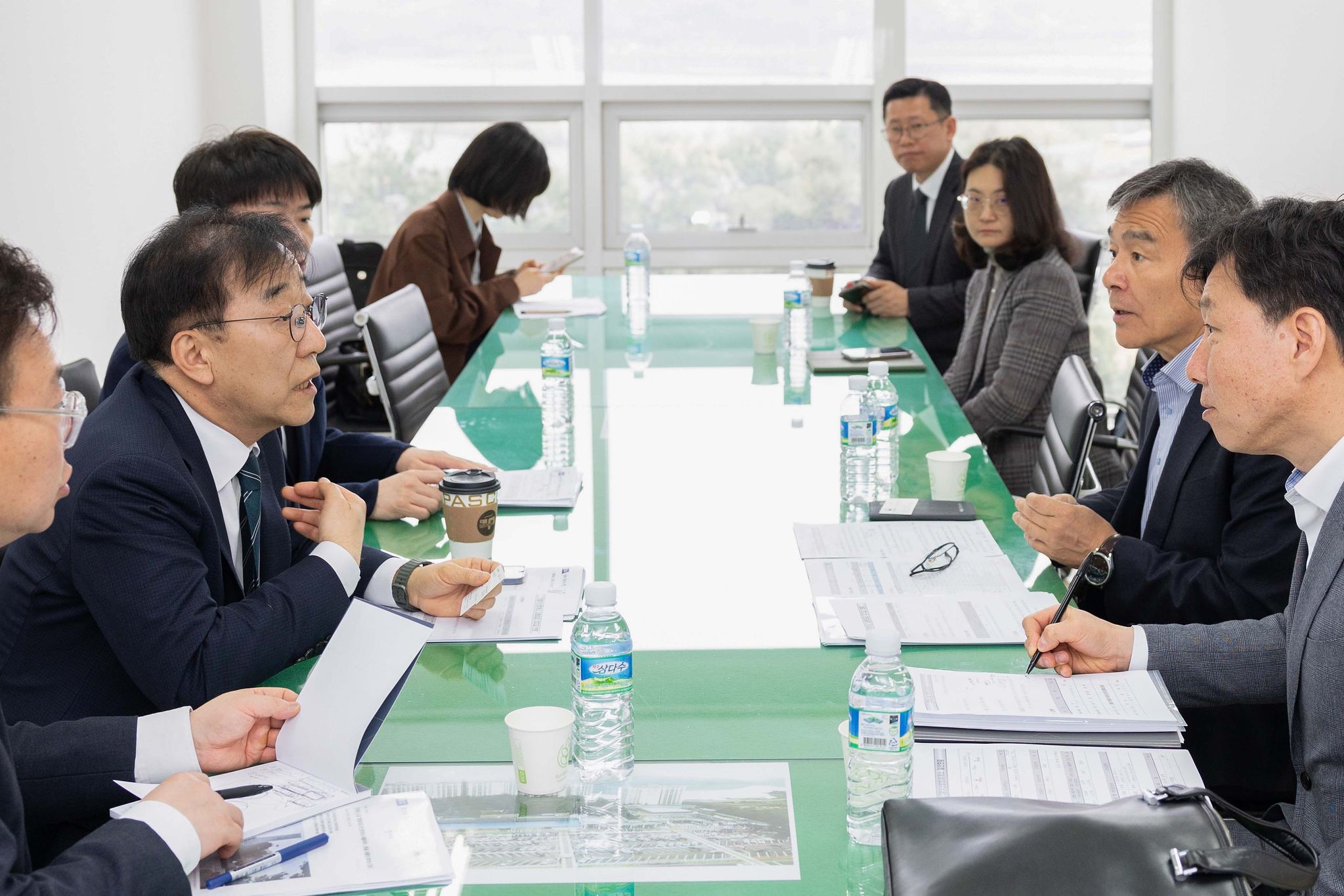 김윤덕 국토교통부 장관(왼쪽 두번째)이 지난 4월 경부고속도로 기흥 휴게소를 방문, 휴게소 개혁 방안을 논의하고 있다. 연합뉴스