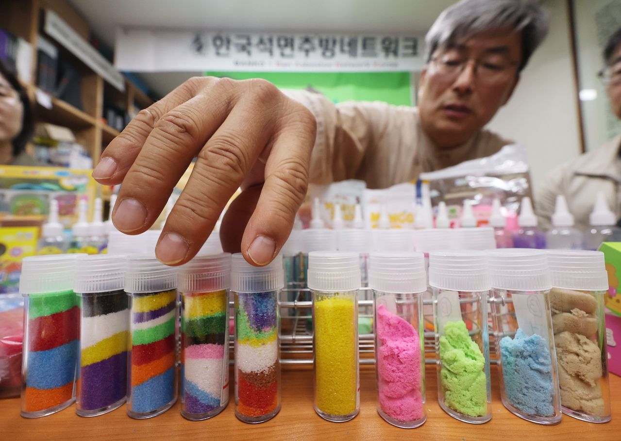 시중에 유통되는 어린이용 색모래 제품 절반에서 1급 발암물질인 석면이 검출됐다는 환경단체 조사 결과가 나왔다. 28일 서울 종로구 환경보건시민센터에서 단체 관계자들이 기자회견을 하는 모습. 연합뉴스
