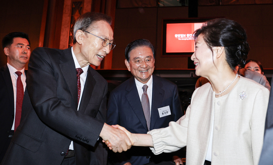 이명박 전 대통령과 박근혜 전 대통령(오른쪽)이 지난해 9월 중앙일보 창간 60주년 기념식이 열린 롯데호텔 서울에서 만나 악수하고 있다. 가운데는 홍석현 중앙홀딩스 회장. 김경록 기자