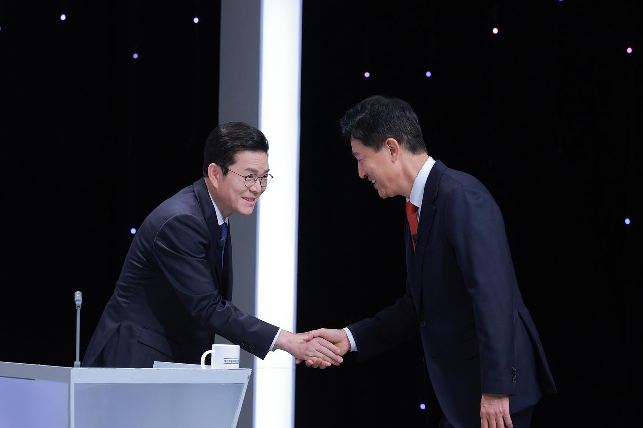 더불어민주당 정원오 서울시장 후보와 국민의힘 오세훈 서울시장 후보가 28일 서울 마포구 SBS프리즘타워에서 열린 제9회 전국동시지방선거 서울시장 후보 초청 토론회에 앞서 악수를 하고 있다. 뉴스1