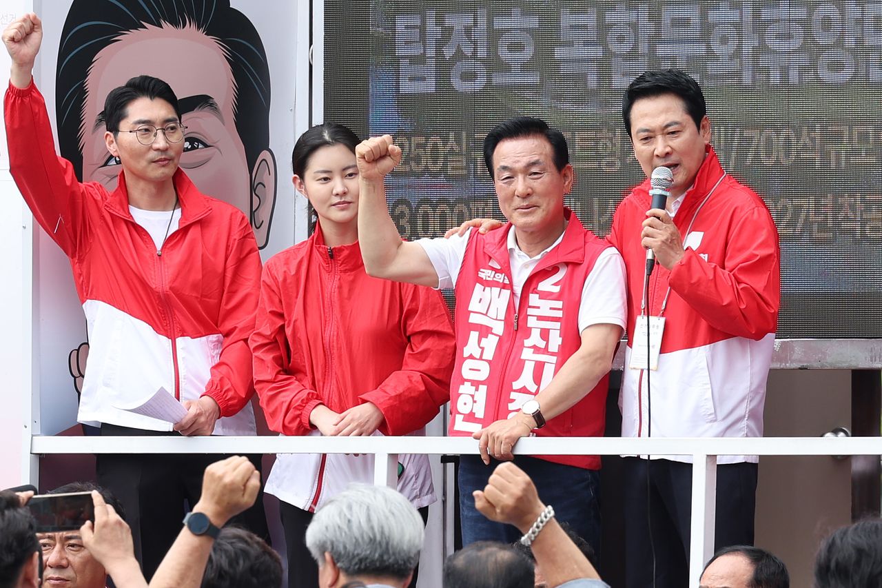 장동혁 국민의힘 대표가 28일 충남 논산시 화지중앙시장을 찾아 백성현 논산시장 후보 지지를 호소하고 있다. 뉴스1