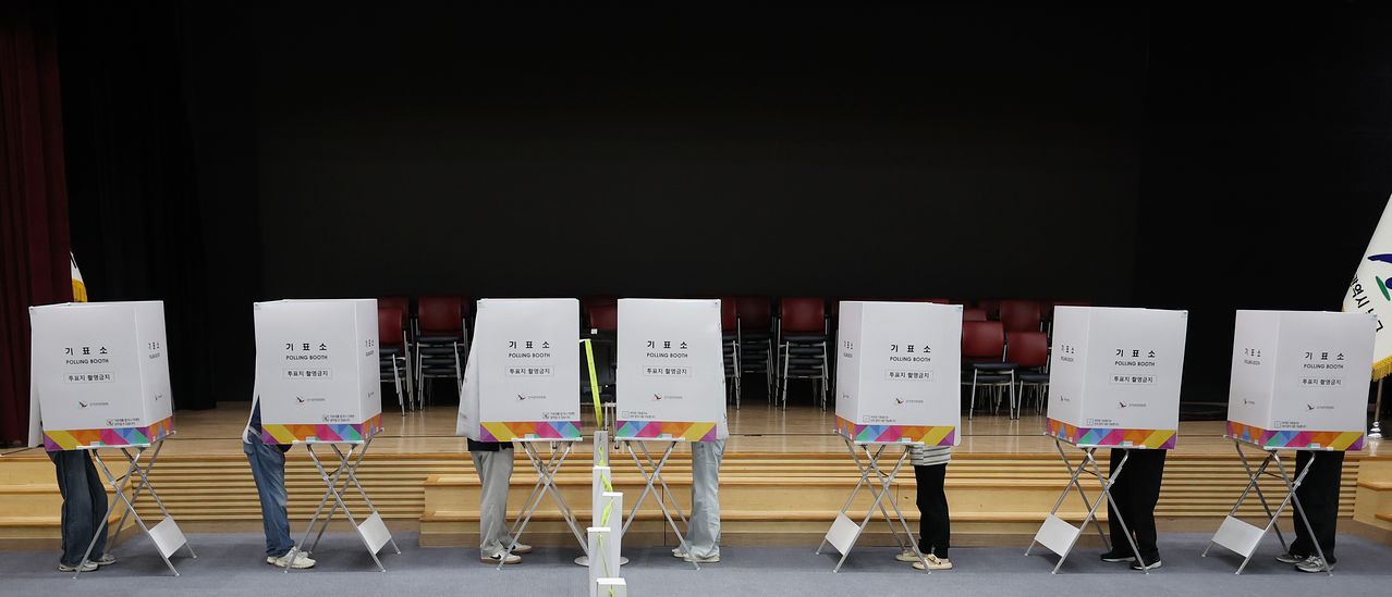 6·3 지방선거 사전투표 첫날인 29일 울산시 남구청 대강당에 마련된 사전투표소에서 유권자들이 투표하고 있다. 연합뉴스 