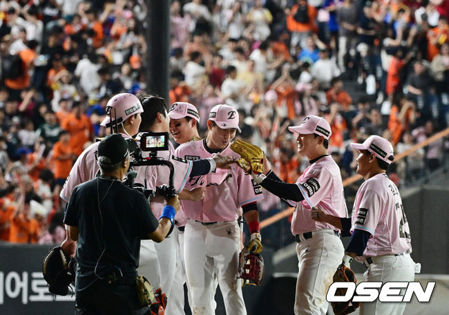 [OSEN=대전, 지형준 기자] 프로야구 한화 이글스가 허인서와 강백호의 홈런, 오웬 화이트의 호투를 엮어 2연승에 성공, SSG 랜더스를 10연패로 몰아넣었다.김경문 감독이 이끄는 한화는 29일 대전 한화생명 볼파크에서 열린 2026 신한 SOL KBO리그 SSG와의 홈경기에서 4-3으로승리했다. 이날 승리로 2연승을 만든 한화는 시즌 전적 25승25패로 5할 승률을 찍었다. 반면 10연패 수렁에 빠진 SSG는 22승28패가 됐다.경기를 마치고 한화 선수들이 승리를 기뻐하고 있다. 2026.05.29/ jpnews@osen.co.kr