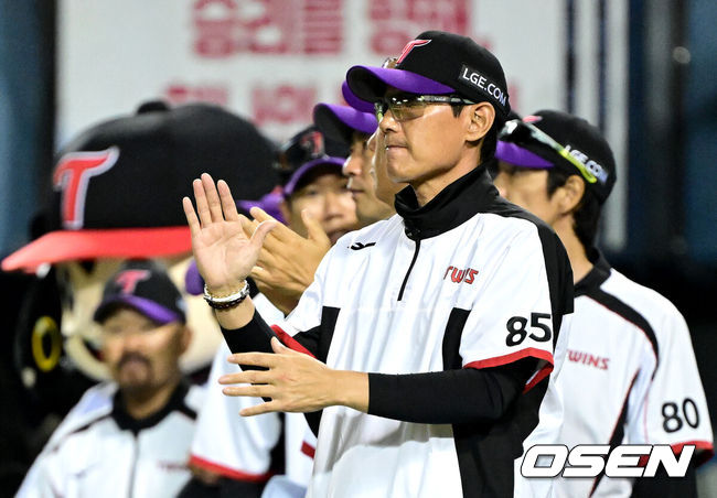 [OSEN=잠실, 최규한 기자] 프로야구 LG 트윈스가 KIA 타이거즈의 7연승을 저지했다.LG는 29일 서울 잠실구장에서 열린 2026 KBO리그 KIA와 경기에서 타선이 폭발하며 12-2 대승을 거뒀다.경기를 마치고 승리한 LG 염경엽 감독이 선수들을 맞이하고 있다. 2026.05.29 / dreamer@osen.co.kr
