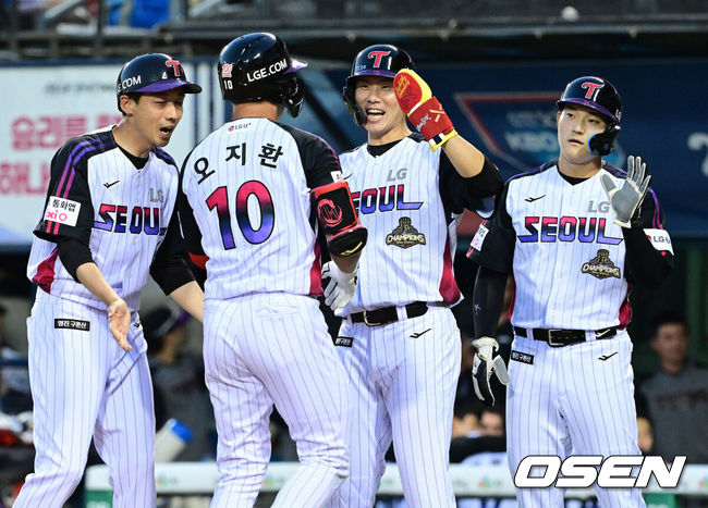 [OSEN=잠실, 최규한 기자] 14일 서울 잠실야구장에서 ‘2026 신한 SOL Bank KBO리그’ LG 트윈스와 KIA 타이거즈의 경기가 열렸다.홈팀 LG는 라클란 웰스, 방문팀 KIA는 이의리를 선발로 내세웠다.4회말 2사 1, 3루 상황 LG 오지환이 달아나는 좌월 스리런포를 날리고 홈을 밟으며 홍창기-문정빈과 인사를 나누고 있다. 2026.05.29 / dreamer@osen.co.kr