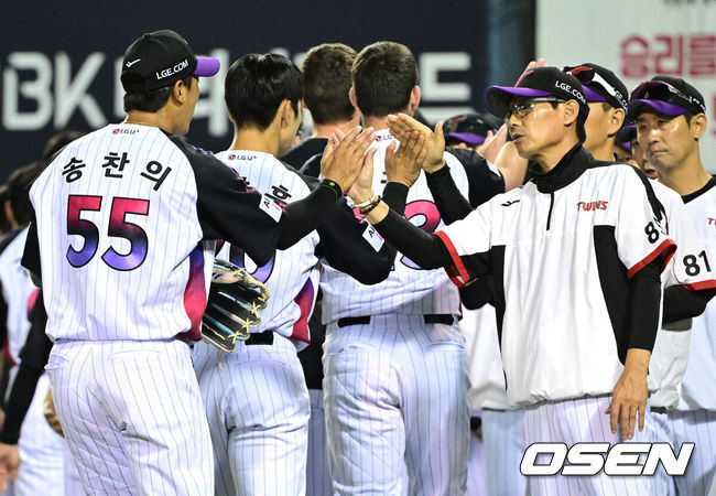 [OSEN=잠실, 최규한 기자] 프로야구 LG 트윈스가 KIA 타이거즈의 7연승을 저지했다.LG는 29일 서울 잠실구장에서 열린 2026 KBO리그 KIA와 경기에서 타선이 폭발하며 12-2 대승을 거뒀다.경기를 마치고 승리한 LG 염경엽 감독과 송찬의가 인사를 나누고 있다. 2026.05.29 / dreamer@osen.co.kr