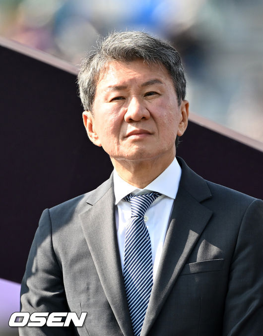 [OSEN=수원, 이대선 기자] 우승컵도, 100만 달러(약 15억 원) 우승 상금도 북한 내고향여자축구단 차지가 됐다. 논란 속 한국에서 열린 결승전에서 내고향은 일본 도쿄 베르디 벨레자를 꺾고 아시아 정상에 올랐다. 경기장 분위기 역시 마지막까지 씁쓸함을 남겼다.내고향은 23일 오후 수원종합운동장에서 열린 2025-2026 아시아축구연맹(AFC) 여자 챔피언스리그(AWCL) 결승전에서 도쿄 베르디를 1-0으로 꺾고 우승을 차지했다. 이날 공식 관중은 2670명이었다.경기 종료 후 정몽규 대한축구협회 회장이 시상식에 참석하고 있다. 2026.05.23 /sunday@osen.co.kr