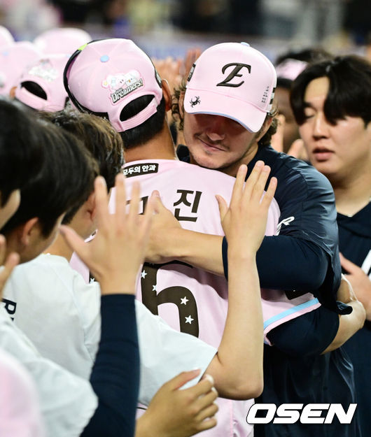 [OSEN=대전, 지형준 기자] 프로야구 한화 이글스가 허인서와 강백호의 홈런, 오웬 화이트의 호투를 엮어 2연승에 성공, SSG 랜더스를 10연패로 몰아넣었다.김경문 감독이 이끄는 한화는 29일 대전 한화생명 볼파크에서 열린 2026 신한 SOL KBO리그 SSG와의 홈경기에서 4-3으로승리했다. 이날 승리로 2연승을 만든 한화는 시즌 전적 25승25패로 5할 승률을 찍었다. 반면 10연패 수렁에 빠진 SSG는 22승28패가 됐다.경기를 마치고 한화 화이트가 윤규진 코치와 승리를 기뻐하고 있다. 2026.05.29/ jpnews@osen.co.kr