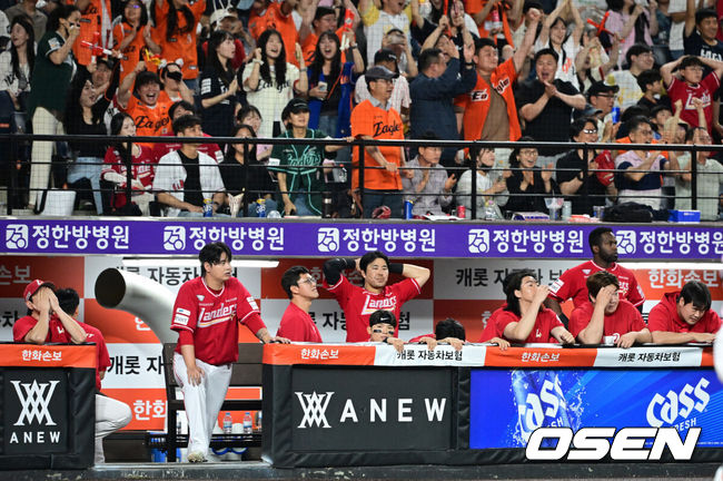 [OSEN=대전, 지형준 기자] 프로야구 한화 이글스가 허인서와 강백호의 홈런, 오웬 화이트의 호투를 엮어 2연승에 성공, SSG 랜더스를 10연패로 몰아넣었다.김경문 감독이 이끄는 한화는 29일 대전 한화생명 볼파크에서 열린 2026 신한 SOL KBO리그 SSG와의 홈경기에서 4-3으로승리했다. 이날 승리로 2연승을 만든 한화는 시즌 전적 25승25패로 5할 승률을 찍었다. 반면 10연패 수렁에 빠진 SSG는 22승28패가 됐다.경기를 마치고 SSG 선수들이 10연패를 당하며 아쉬워하고 있다. 2026.05.29/ jpnews@osen.co.kr