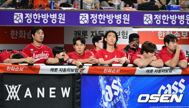 [OSEN=대전, 지형준 기자] 프로야구 한화 이글스가 허인서와 강백호의 홈런, 오웬 화이트의 호투를 엮어 2연승에 성공, SSG 랜더스를 10연패로 몰아넣었다.김경문 감독이 이끄는 한화는 29일 대전 한화생명 볼파크에서 열린 2026 신한 SOL KBO리그 SSG와의 홈경기에서 4-3으로승리했다. 이날 승리로 2연승을 만든 한화는 시즌 전적 25승25패로 5할 승률을 찍었다. 반면 10연패 수렁에 빠진 SSG는 22승28패가 됐다.9회초 SSG 선수들이 경기를 지켜보고 있다. 2026.05.29/ jpnews@osen.co.kr