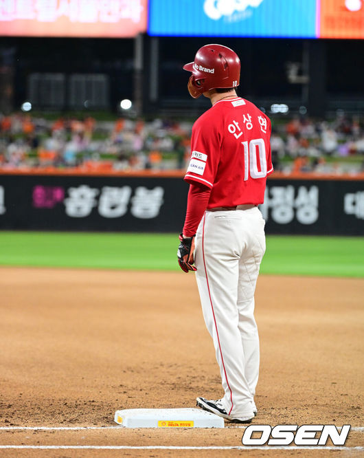 [OSEN=대전, 지형준 기자] 29일 대전 한화생명 볼파크에서 2026 신한 SOL KBO리그 한화 이글스와 SSG 랜더스의 경기가 열렸다.한화는 화이트, SSG은 최원준을 선발로 내세웠다.6회초 1사 1루에서 SSG 안상현이 견제 아웃을 당하며 아쉬워하고 있다. 2026.05.29/ jpnews@osen.co.kr
