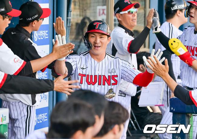 [OSEN=잠실, 민경훈 기자] 30일 서울 잠실야구장에서 ‘2026 신한 SOL Bank KBO리그’ LG 트윈스와 KIA 타이거즈의 경기가 열렸다.이날 LG는 송승기, KIA는 올러를 선발로 내세웠다.1회말 2사 주자 1루 LG 오지환이 우월 선취 투런 홈런을 때린 후 덕아웃에서 기쁨을 나누고 있다. 2026.05.30 / rumi@osen.co.kr
