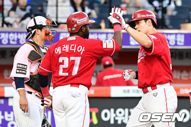 [OSEN=대전, 지형준 기자] 30일 대전 한화생명 볼파크에서 2026 신한 SOL KBO리그 한화 이글스와 SSG 랜더스의 경기가 열렸다.한화는 류현진, SSG은 김건우를 선발로 내세웠다.6회초 무사 1루에서 SSG 김재환이 우월 투런포를 날리며 에레디아와 기뻐하고 있다. 2026.05.30/ jpnews@osen.co.kr