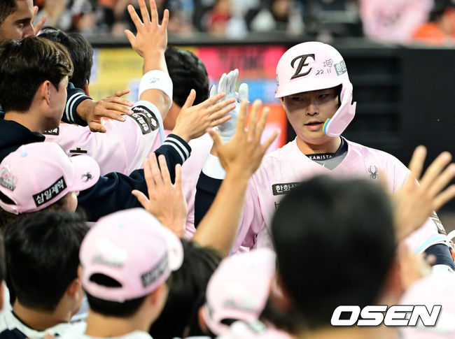 [OSEN=대전, 지형준 기자] 30일 대전 한화생명 볼파크에서 2026 신한 SOL KBO리그 한화 이글스와 SSG 랜더스의 경기가 열렸다.한화는 류현진, SSG은 김건우를 선발로 내세웠다.6회말 2사 3루에서 한화 허인서가 좌중월 투런포를 날리며 기뻐하고 있다. 2026.05.30/ jpnews@osen.co.kr