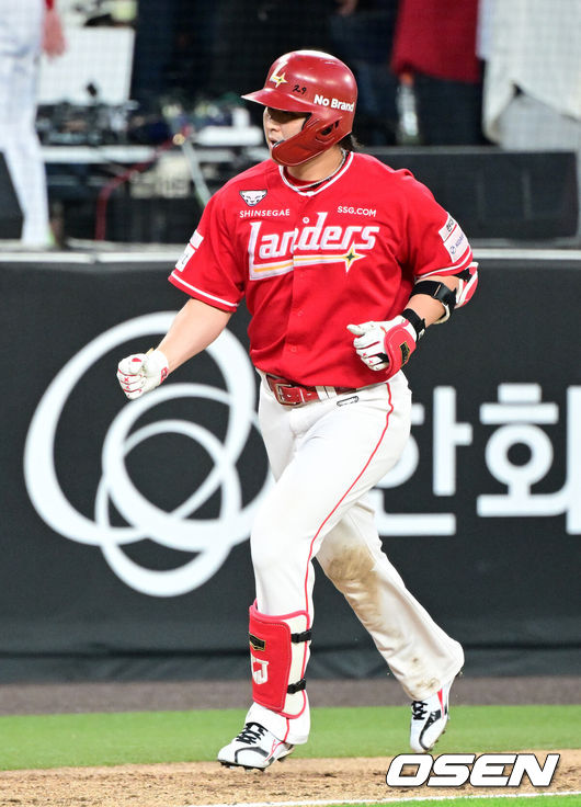 [OSEN=대전, 지형준 기자] 30일 대전 한화생명 볼파크에서 2026 신한 SOL KBO리그 한화 이글스와 SSG 랜더스의 경기가 열렸다.한화는 류현진, SSG은 김건우를 선발로 내세웠다.7회초 무사에서 SSG 최정이 좌월 솔로포 날리며 기뻐하고 있다. 2026.05.30/ jpnews@osen.co.kr