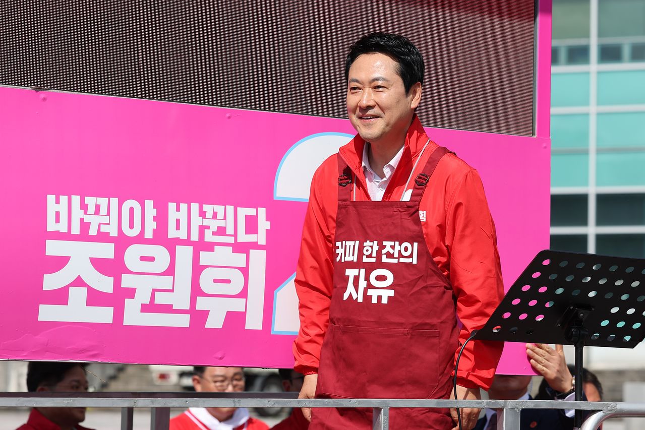 장동혁 국민의힘 대표가 지난 28일 대전 충남대학교 대덕캠퍼스를 찾아 조원휘 유성구청장 후보 지지를 호소하고 있다. 장 대표는 이날 '커피 한 잔의 여유'라 적힌 앞치마를 입고 유세차에 올랐다. 뉴스1