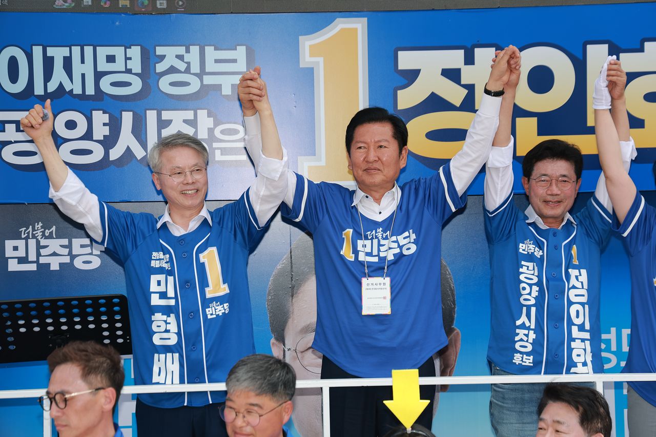 더불어민주당 정청래 총괄상임선거대책위원장이 지난 24일 전남 광양시 오곡5일장에서 민주당 민형배 전남광주통합특별시장 후보, 정인화 광양시장 후보 지원 유세를 하고 있다. 연합뉴스