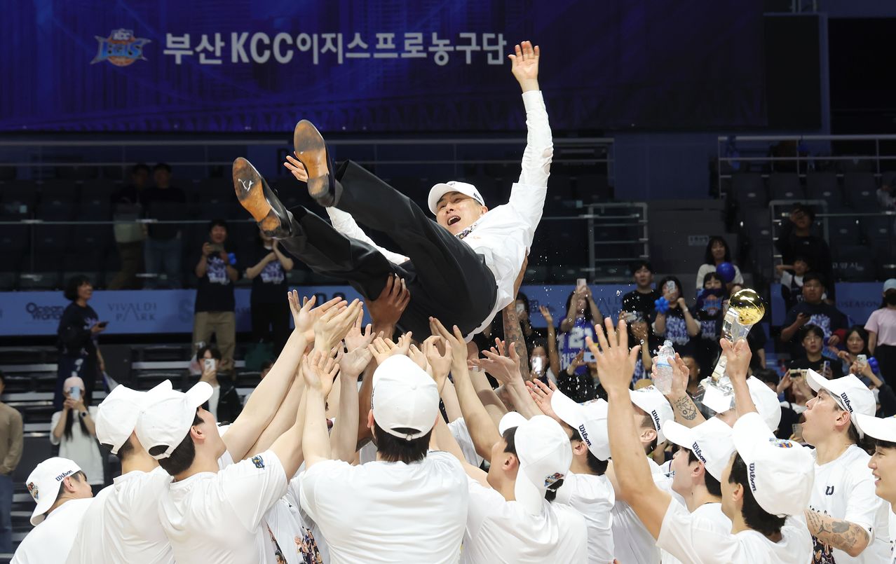KCC를 챔프전 우승으로 이끈 뒤 선수들로부터 헹가레를 받았다. [뉴시스]