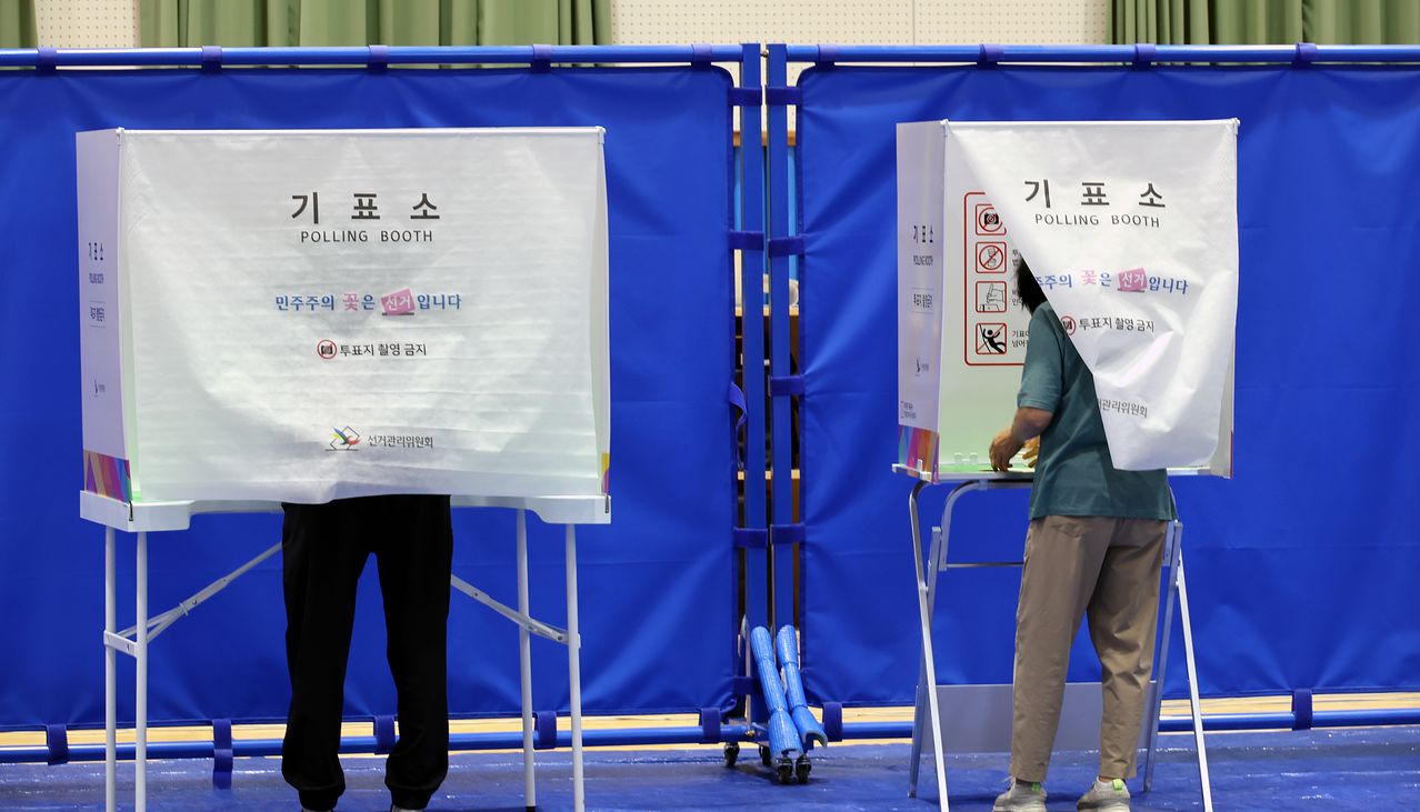 제9회 전국동시지방선거 사전투표 둘째 날인 30일 오전 충북 청주시 상당구 중앙동 사전투표소인 주성초등학교 주성관에서 유권자들이 투표하고 있다. 연합뉴스 