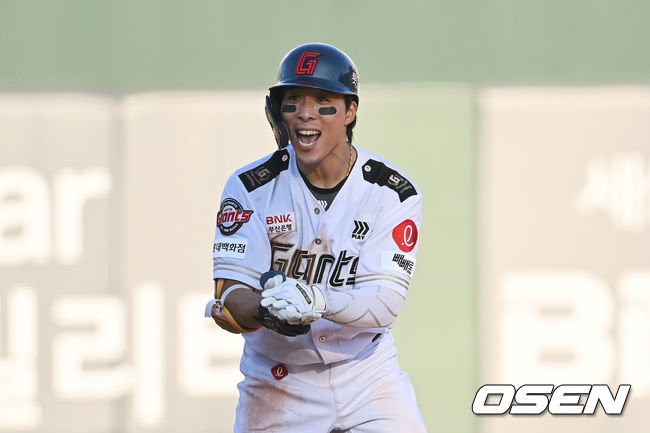 [OSEN=부산, 이석우 기자] 29일 부산 사직야구장에서 2025 신한 SOL 뱅크 KBO 리그 롯데 자이언츠와 KT 위즈의 경기가 열렸다. 홈팀 롯데는 박세웅이, 방문팀 KT는 쿠에바스가 선발 출전했다.롯데 자이언츠 김동혁이 4회말 2사 2,3루 좌중간 역전 2타점 2루타를 치고 환호하고 있다. 2025.06.29 / foto0307@osen.co.kr