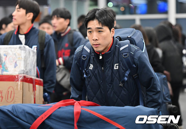[OSEN=부산, 이석우 기자] 롯데 자이언츠 선수단이 25일 김해공항을 통해 전지훈련지인 대만 타이난으로 출국했다.김태형 감독 등코치진과 투수20명,포수5명,내야수9명,외야수7명 등 총41명의 선수단이 1월 20일까지 1차 캠프에서 체력 강화와 기술 훈련을 치른 뒤 21일부터 3월 5일까지 일본 미야자키로 옮겨 2차 캠프에서 구춘리그에 참가해 실전 감각을 점검한다. 롯데 자이언츠 김동혁이 출국하고 있다. 2026.01.25 / foto0307@osen.co.kr