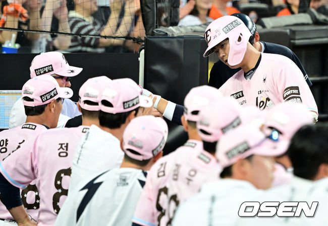 [OSEN=대전, 지형준 기자] 30일 대전 한화생명 볼파크에서 2026 신한 SOL KBO리그 한화 이글스와 SSG 랜더스의 경기가 열렸다.한화는 류현진, SSG은 김건우를 선발로 내세웠다.6회말 2사 3루에서 한화 허인서가 좌중월 투런포를 날리며 김경문 감독과 하이파이브를 하고 있다. 2026.05.30/ jpnews@osen.co.kr