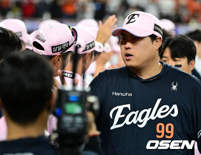 [OSEN=대전, 지형준 기자] 프로야구 한화 이글스가 SSG 랜더스를 연이틀 잡고 3연승을 내달렸다. 반면 SSG는 속수무책 11연패에 빠졌다.김경문 감독이 이끄는 한화는 30일 대전 한화생명 볼파크에서 열린 2026 신한 SOL KBO리그 SSG와의 홈경기에서 13-10으로 승리했다. 이날 승리로 3연승을 달린 한화는 시즌 전적 26승25패를 만들었다. SSG는 11경기 연속 패하면서 22승29패1무가 됐다.경기를 마치고 한화 류현진이 승리를 기뻐하고 있다. 2026.05.30/ jpnews@osen.co.kr