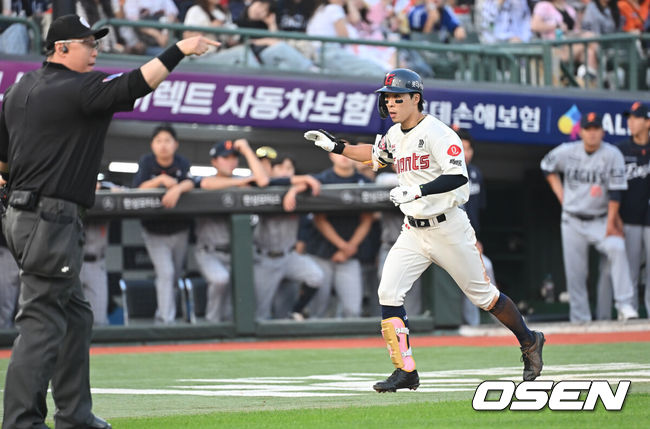 [OSEN=부산, 이석우 기자] 18일 부산 사직야구장에서 2025 신한 SOL 뱅크 KBO 리그 롯데 자이언츠와 한화 이글스의 경기가 열렸다. 홈팀 롯데는 홍민기가, 방문팀 한화는 엄상백이 선발 출전했다.롯데 자이언츠 김동혁이 2회말 2사 1루 우익수 오른쪽 2루타를 치고 실책으로 3루까지 진루한 후 더그아웃에 볼이 빠지자 1베이스 진루로 득점을 올리고 있다. 하지만 심판 합의로 다시 3루로 돌아갔다. 2025.06.18 / foto0307@osen.co.kr