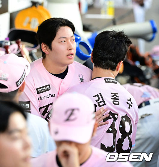 [OSEN=대전, 지형준 기자] 30일 대전 한화생명 볼파크에서 2026 신한 SOL KBO리그 한화 이글스와 SSG 랜더스의 경기가 열렸다.한화는 류현진, SSG은 김건우를 선발로 내세웠다.6회초 1사 1,3루에서 한화 조동욱이 SSG 정준재를 병살 처리하며 더그아웃에서 김종수와 포옹을 하고 있다. 2026.05.30/ jpnews@osen.co.kr