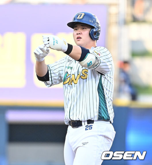 [OSEN=창원, 이석우 기자] 30일 창원NC파크에서 2026 신한 SOL KBO 리그 NC 다이노스와 롯데 자이언츠의 경기가 열렸다. 홈팀 NC는 라일리가, 방문팀 롯데는 이민석이 선발 출전했다. NC 다이노스 김형준이 5회말 1사 1,2루 좌익수 왼쪽 1타점 2루타를 치고 세리머니를 하고 있다. 2026.05.30 / foto0307@osen.co.kr