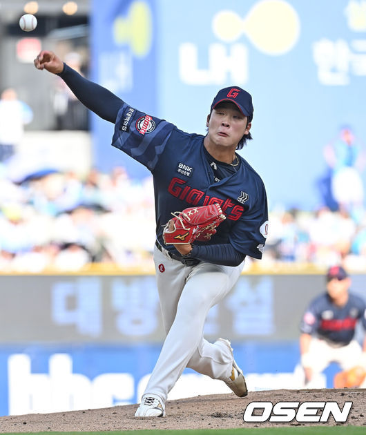 [OSEN=창원, 이석우 기자] 30일 창원NC파크에서 2026 신한 SOL KBO 리그 NC 다이노스와 롯데 자이언츠의 경기가 열렸다. 홈팀 NC는 라일리가, 방문팀 롯데는 이민석이 선발 출전했다. 롯데 자이언츠 선발투수 이민석이 역투하고 있다. 2026.05.30 / foto0307@osen.co.kr