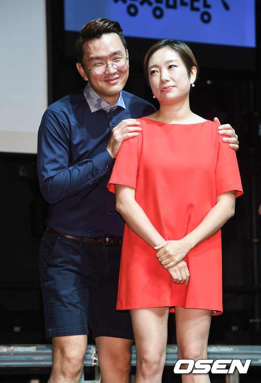 [OSEN=박준형 기자 ] 23일 서울 홍대 KT&G 상상마당에서 2018 코미디위크 in 홍대 기자간담회가 진행됐다.‘코미디위크’는 2016년에 이어 두 번째로 열리는 개그 페스티벌이다. 박수홍·남희석·김영철·유세윤·박준형·정종철·김시덕·윤형빈·김기리·김성원·서태훈·류근지 등의 남녀노소 모두에게 사랑받는 인기 개그맨들이 한자리에 모인다.윤형빈과 정경미 부부가 포즈를 취하고 있다. / soul1014@osen.co.kr