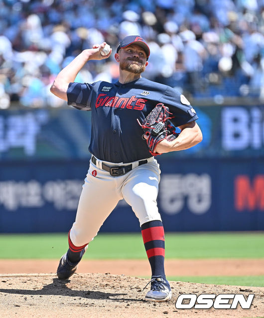 [OSEN=창원, 이석우 기자] 31일 창원NC파크에서 2026 신한 SOL KBO 리그 NC 다이노스와 롯데 자이언츠의 경기가 열렸다.  롯데 자이언츠 선발투수 비슬리가 역투하고 있다. 2026.05.31 / foto0307@osen.co.kr